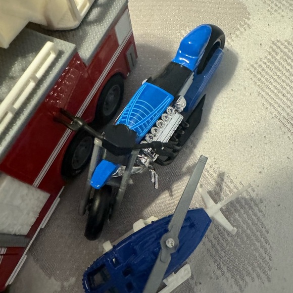 Lot of Fire and Police trucks and vehicles, totall six! Including a helicopter! - Picture 2 of 7